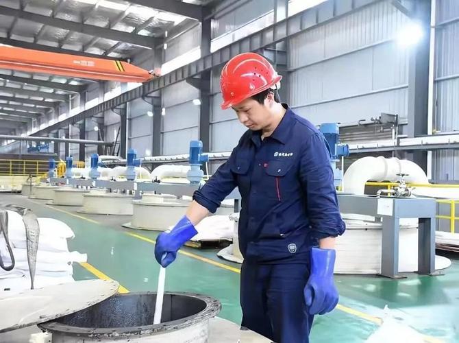 长虹鹏程新材料公司综合部部长鄢坤说,以技术赋能,生产线的镍钴锰回收